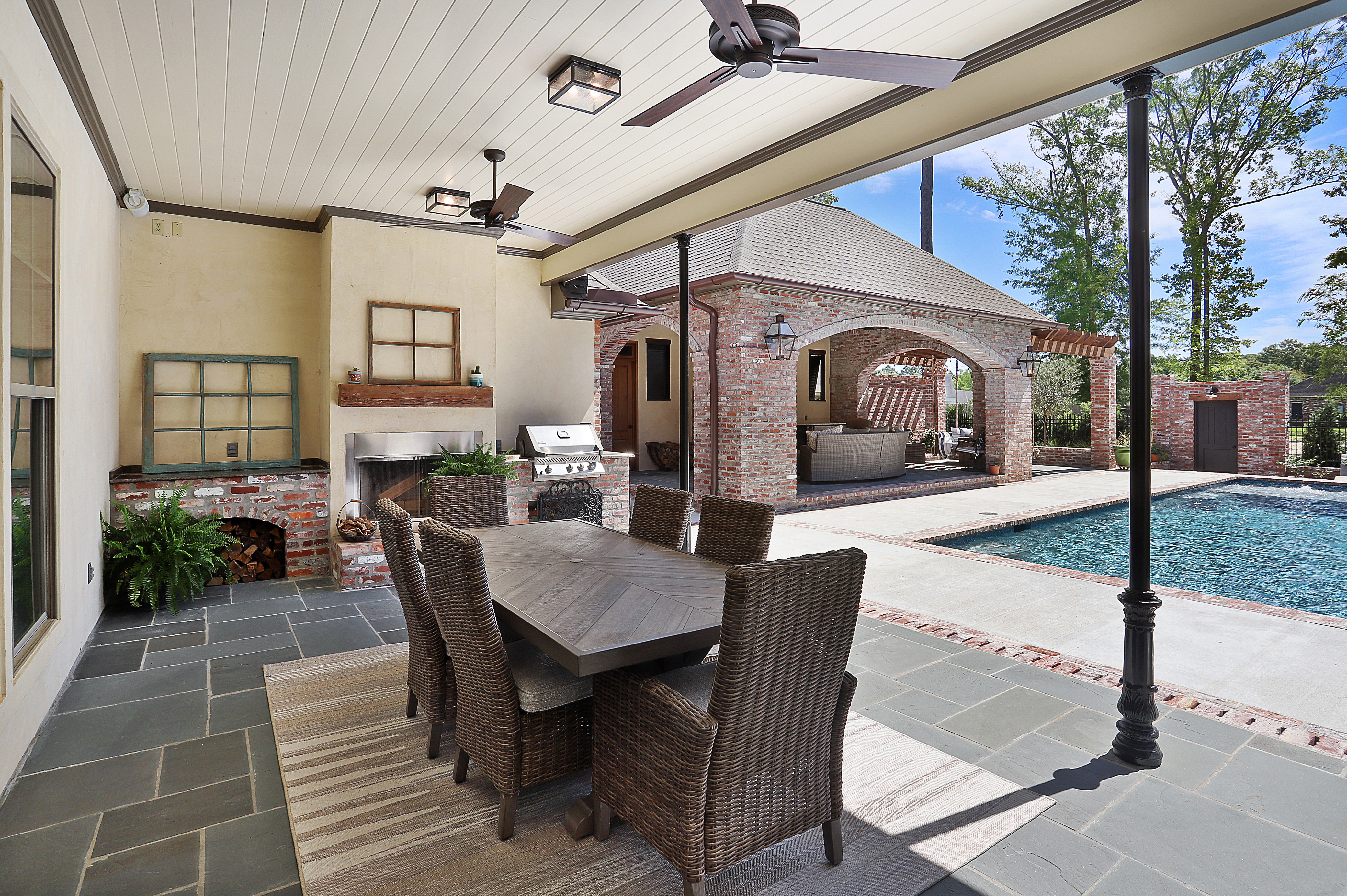 Outdoor dinning and pool area