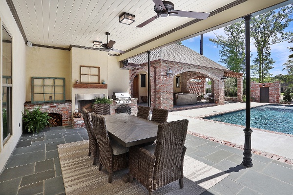 Outdoor dinning and pool area